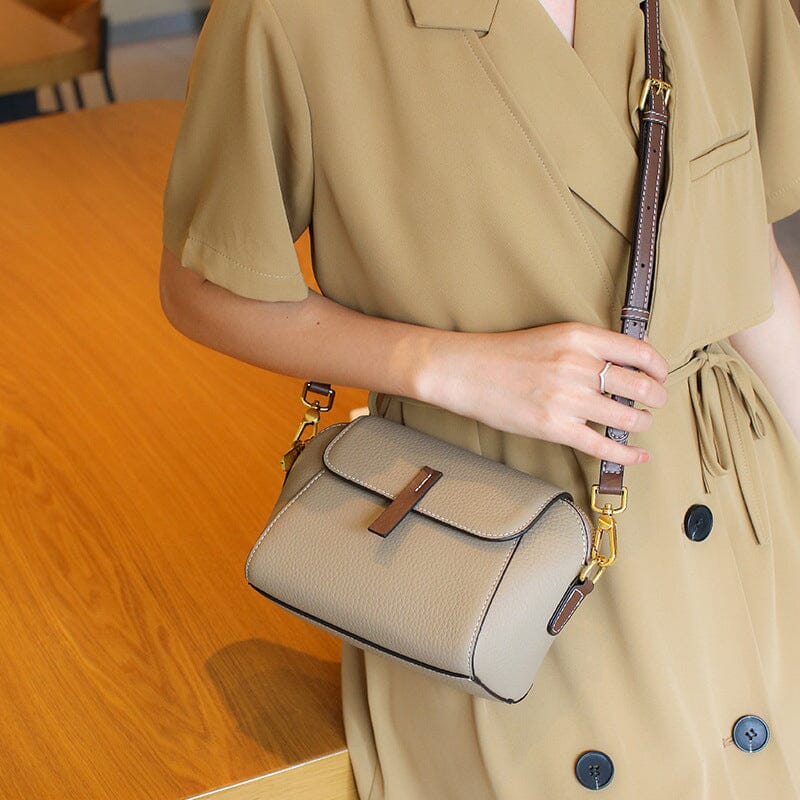 "Elegant crossbody damväska i mjukt läder med stilren design för moderna kvinnor; perfekt för mode och funktionalitet."