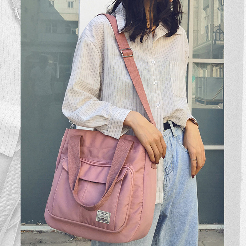 "Elegant crossbody-handväska i nylon för damer, svart och slitstark, kan bäras som axelväska, justerbar rem."