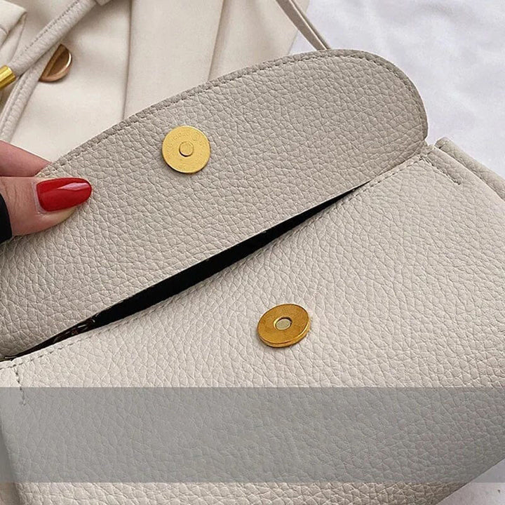 "Elegant crossbody-väska för kvinnor i PU-läder med elefanthänge, säker dragkedja, vit och compact med rymliga fack."