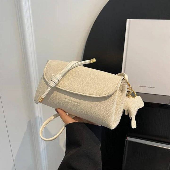 "Elegant crossbody-väska för kvinnor i PU-läder med elefanthänge, säker dragkedja, vit och compact med rymliga fack."
