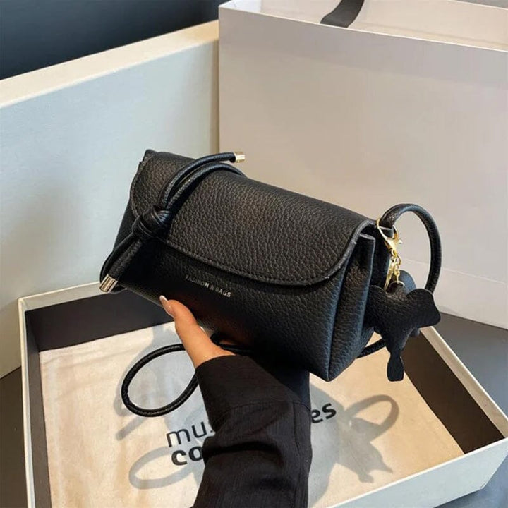 "Elegant crossbody-väska för kvinnor i PU-läder med elefanthänge, säker dragkedja, vit och compact med rymliga fack."