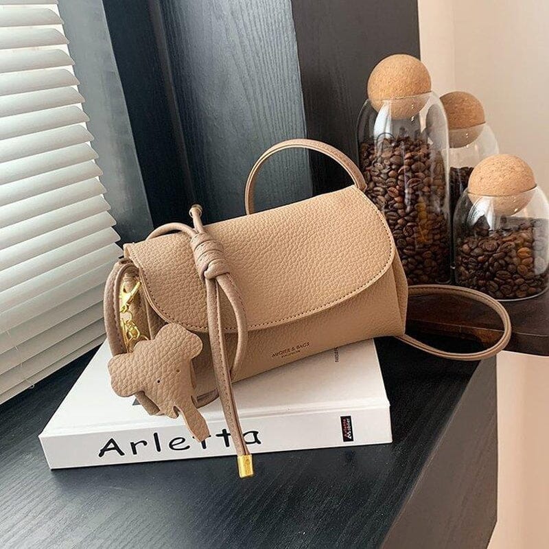 "Elegant crossbody-väska för kvinnor i PU-läder med elefanthänge, säker dragkedja, vit och compact med rymliga fack."