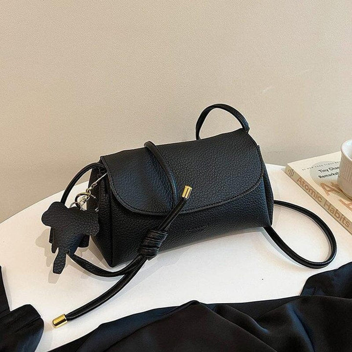 "Elegant crossbody-väska för kvinnor i PU-läder med elefanthänge, säker dragkedja, vit och compact med rymliga fack."