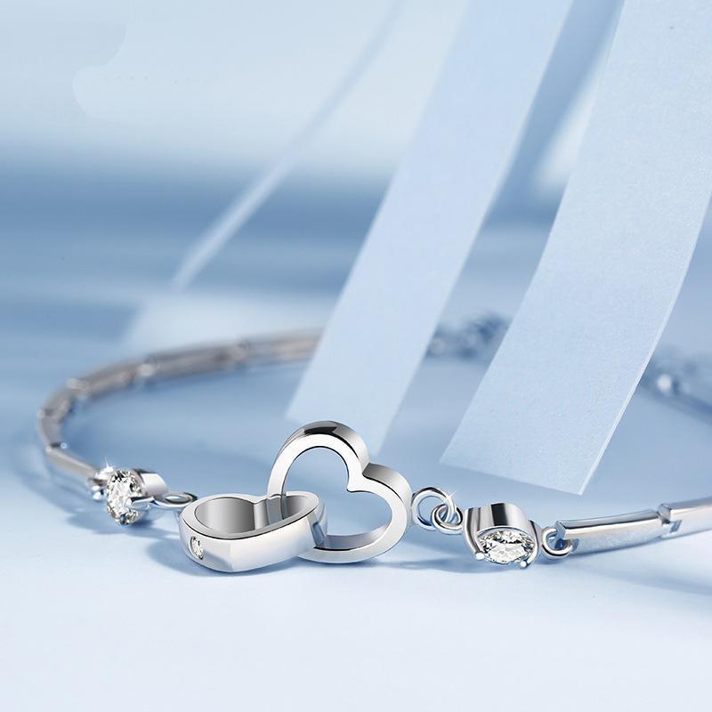 "Elegant damarmband med hjärtform i glittrande kristaller på rodiumpläterad kedja, perfekt som festligt smycke."