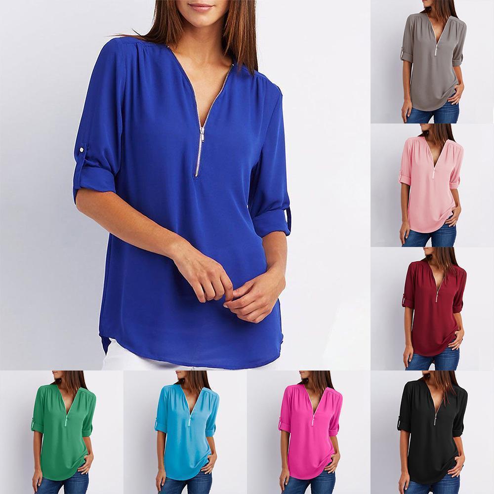 "Elegant damblusa med V-ringning och justerbar dragkedja, finns i flera färger; perfekt för stil och komfort."