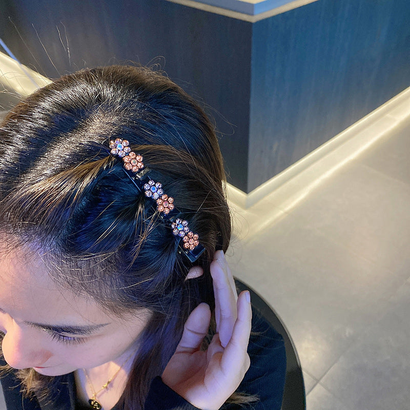 "Elegant damhårnål med strassblomma, handgjord i glittrande strass och harts, finns i rosa, lila, brun och grå."