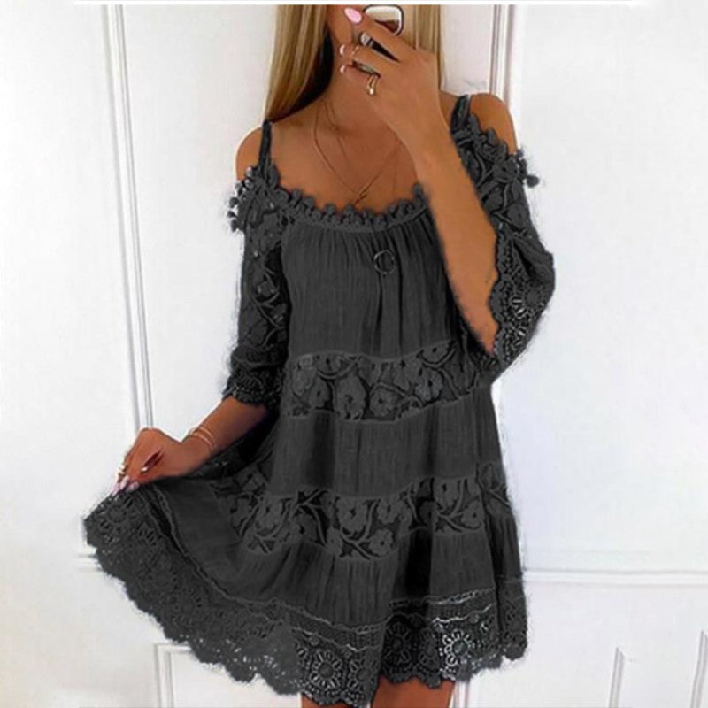 "Elegant damklänning i spets med kall axel, visar modern design och sofistikerade spetsdetaljer för vår- och sommarsäsonger."
