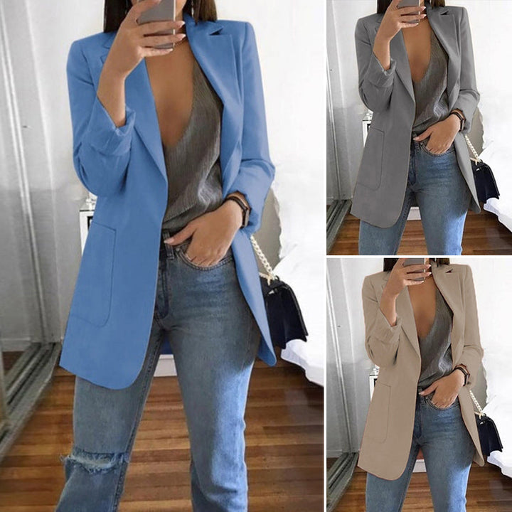 "Elegant damkostym med draperat snitt i flera färger, klassisk design för kvinnor, passar affärsmöten och eleganta kvällar."
