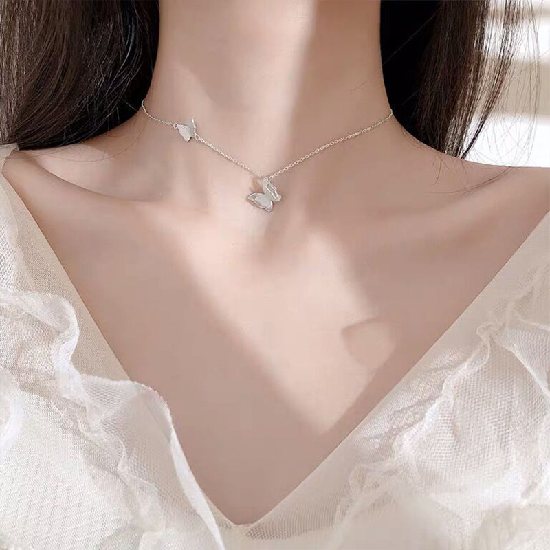 "Elegant fjärilshalsband i rostfritt stål med fina polerade detaljer, perfekt för kvinnliga accessoarer och stil."