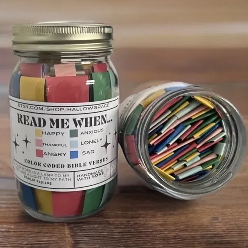"Elegant glasbehållare, transparent med färgkodade bibelverser, ger andlig tröst i hemmet. Dekorativ och inspirerande."