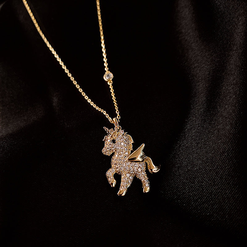 "Elegant guldhalsband med enhörningshänge, justerbar kedja 45 cm. Perfekt accessoar för kvinnor, lyxig och stilren."