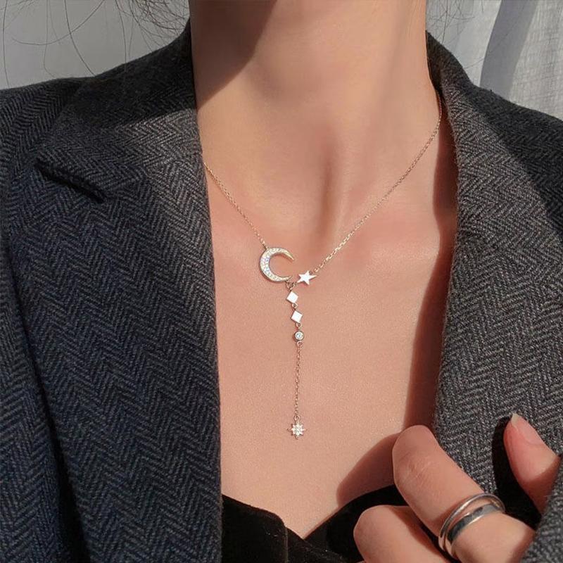 "Elegant halsband i sterling silver med månstjärnor, perfekt för kvinnor. Symboliserar ljus, evig kärlek och vänskap."