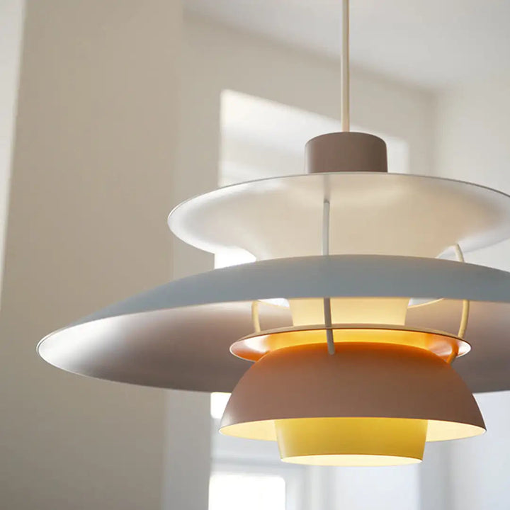 Elegant hänglampa, flygande-tallriksdesign.  Modern takbelysning, dimbar LED.