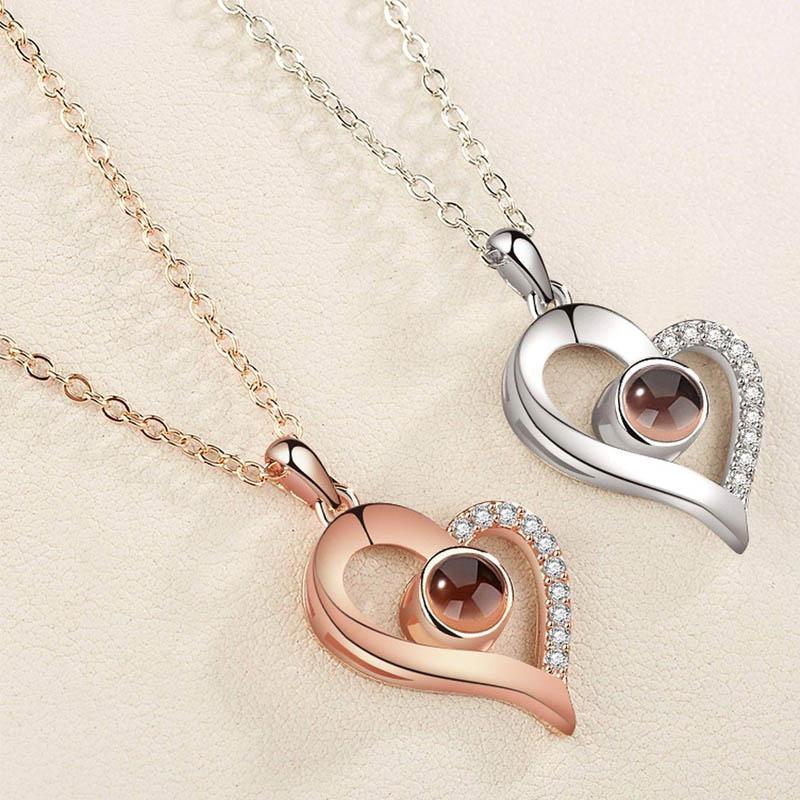 "Elegant hjärthalsband för kvinnor med glänsande Cubic Zirconia och projiceringslins, perfekt för romantiska gester."