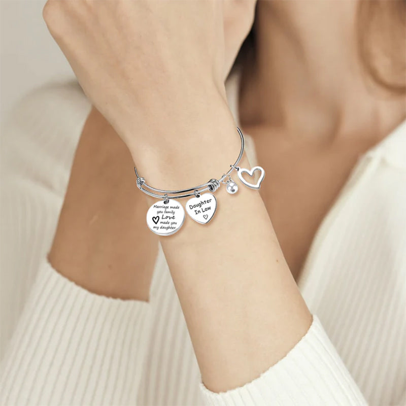 "Elegant justerbar armring i rostfritt stål med ingraverat meddelande, perfekt gåva för svärdotter, symboliserar kärlek."