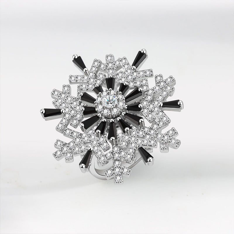 "Elegant justerbar damring med iögonfallande snöflingedesign, tillverkad i koppar och zirkon, perfekt accessoar."