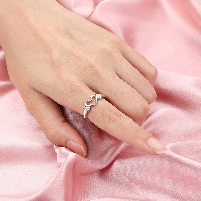 Elegant justerbar ring för kvinnor i guld med tidlös design, reflekterar elegans och är perfekt för speciella stunder.