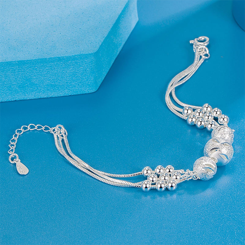"Elegant justerbart pärlarmband för kvinnor i silver med sofistikerade pärlor och robust kopparmaterial, tidlös elegans."