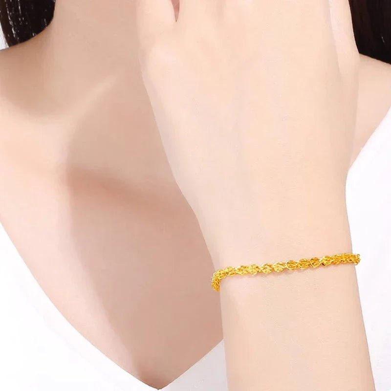 "Elegant justerbart Phoenix armband i guld/silver med unikt fjädermotiv, perfekt kvinnligt smycke för alla tillfällen."