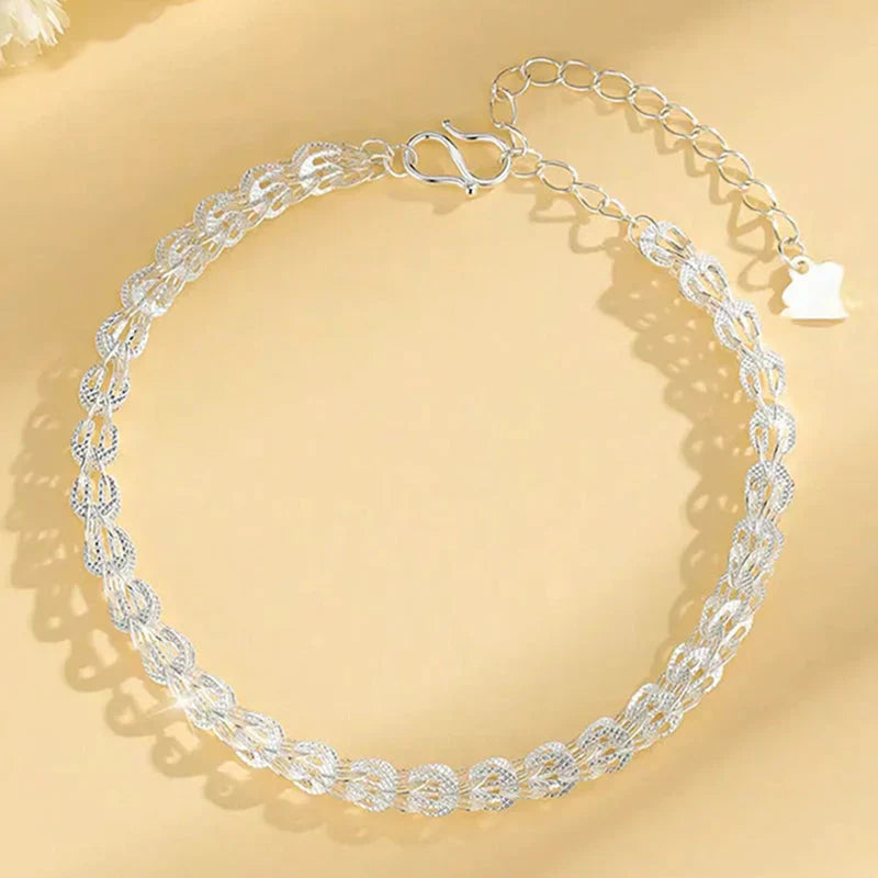 "Elegant justerbart Phoenix armband i guld/silver med unikt fjädermotiv, perfekt kvinnligt smycke för alla tillfällen."