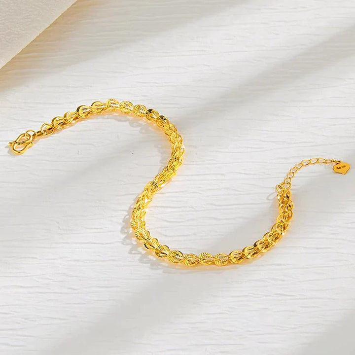 "Elegant justerbart Phoenix armband i guld/silver med unikt fjädermotiv, perfekt kvinnligt smycke för alla tillfällen."