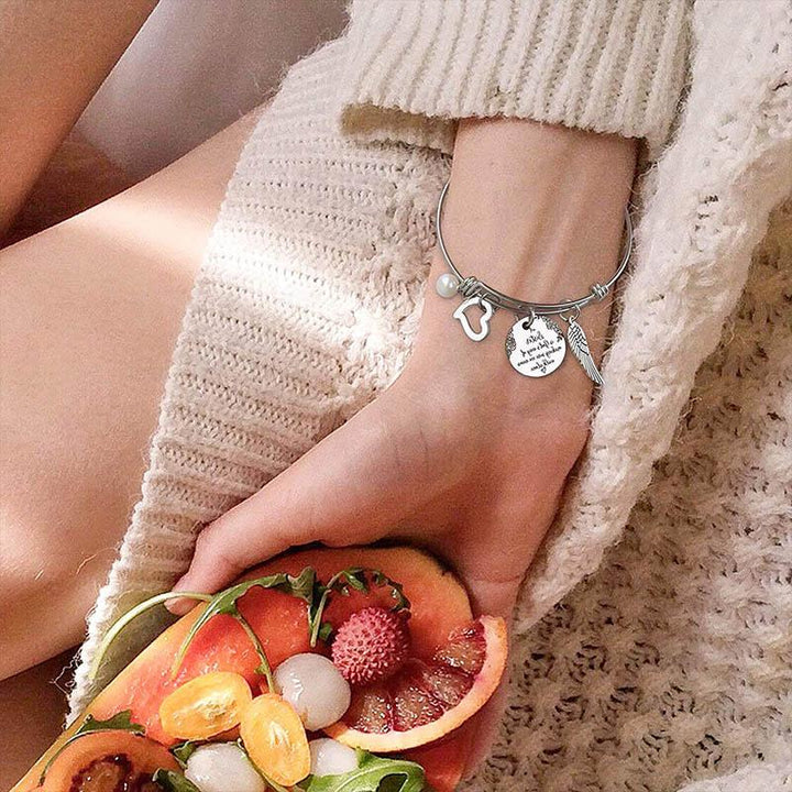 "Elegant justerbart syster charm armband i rostfritt stål, designat för damhandleder, med inspirerande text och hjärtsymbol."