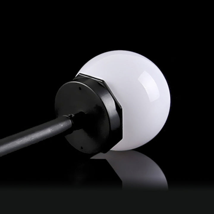 "Elegant LED-solcellslampa för gräsmatta med kulvit design, silverdetaljer och varm belysning för trädgårdar."