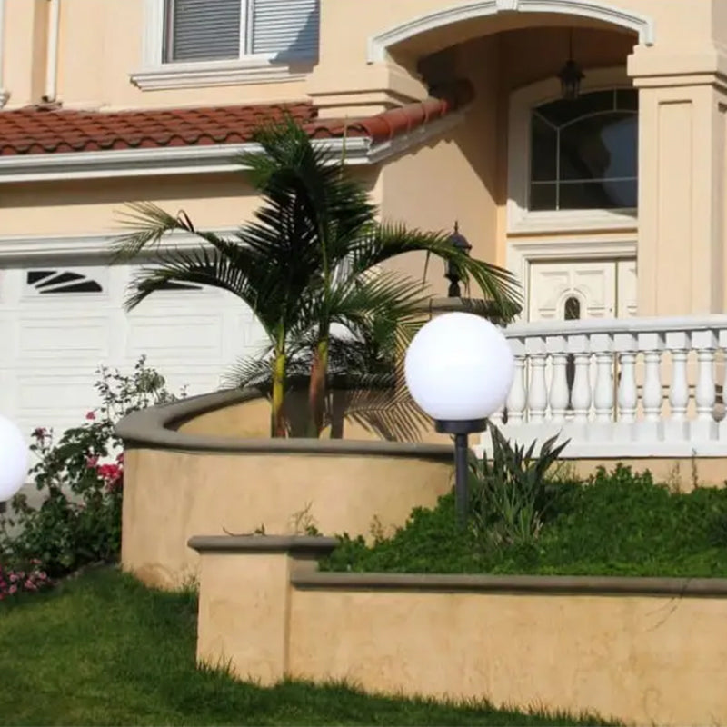 "Elegant LED-solcellslampa för gräsmatta med kulvit design, silverdetaljer och varm belysning för trädgårdar."