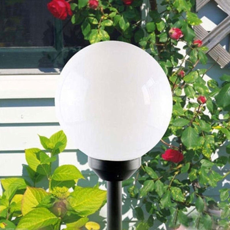 "Elegant LED-solcellslampa för gräsmatta med kulvit design, silverdetaljer och varm belysning för trädgårdar."