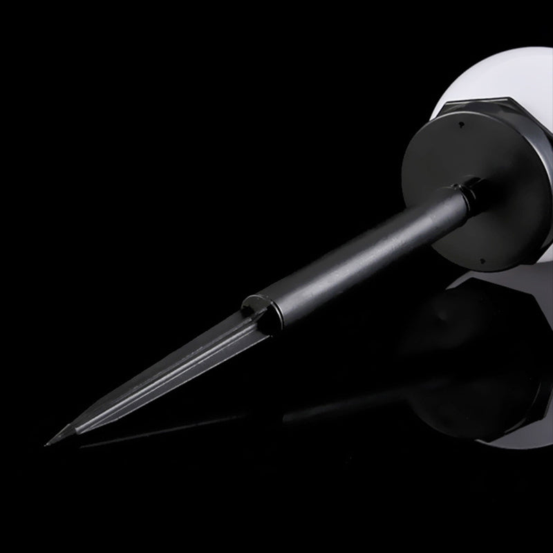 "Elegant LED-solcellslampa för gräsmatta med kulvit design, silverdetaljer och varm belysning för trädgårdar."