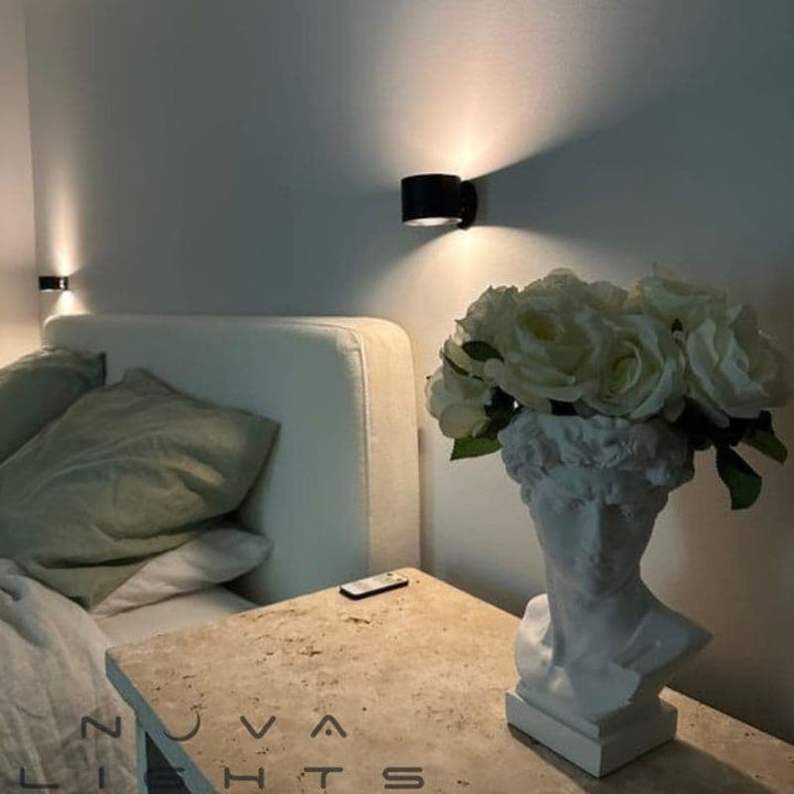 "Elegant LED uppladdningsbar vägglampa med stilren design, justerbara ljuslägen och magnetisk fästning i modernt hem."