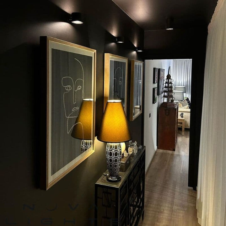 "Elegant LED uppladdningsbar vägglampa med stilren design, justerbara ljuslägen och magnetisk fästning i modernt hem."
