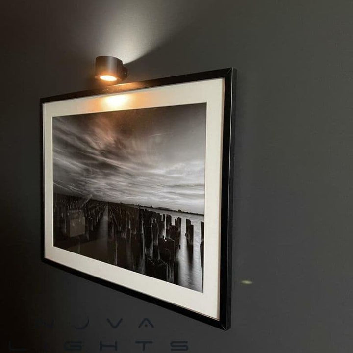 "Elegant LED uppladdningsbar vägglampa med stilren design, justerbara ljuslägen och magnetisk fästning i modernt hem."