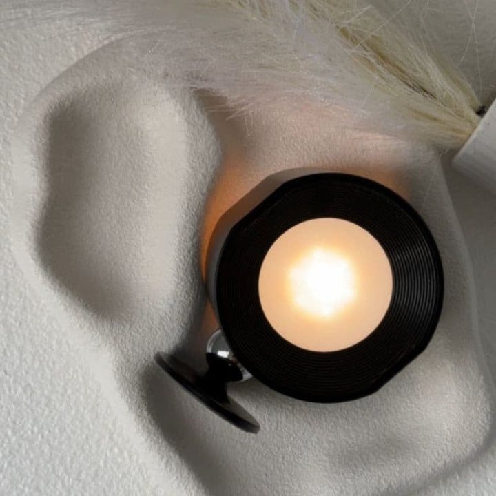 "Elegant LED uppladdningsbar vägglampa med stilren design, justerbara ljuslägen och magnetisk fästning i modernt hem."