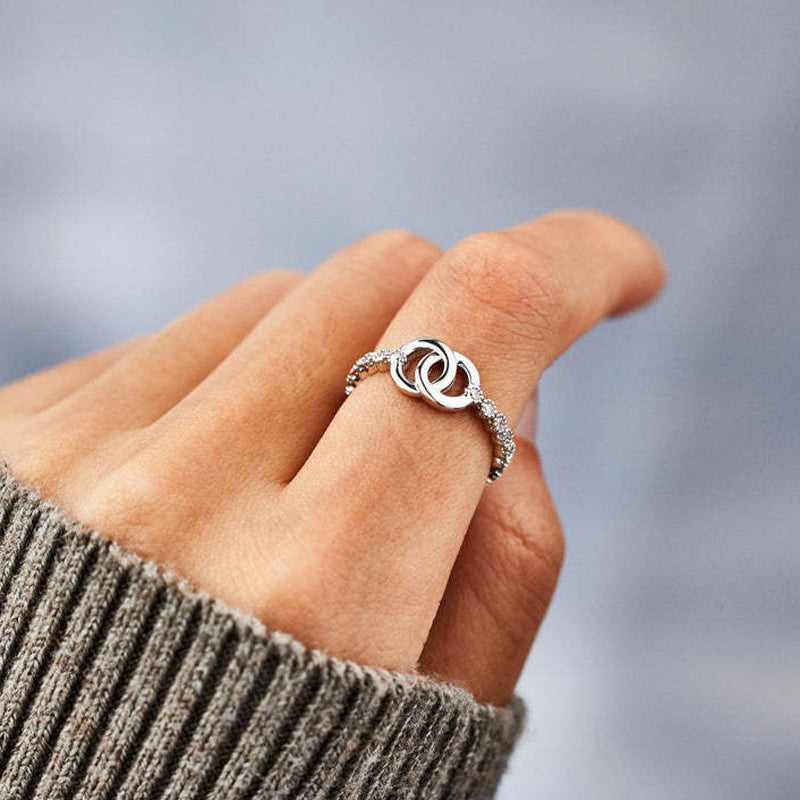 "Elegant mor & dotter silverring med sammanlänkad cirkeldesign, symboliserar evig relation. Perfekt smycke för kvinnor."