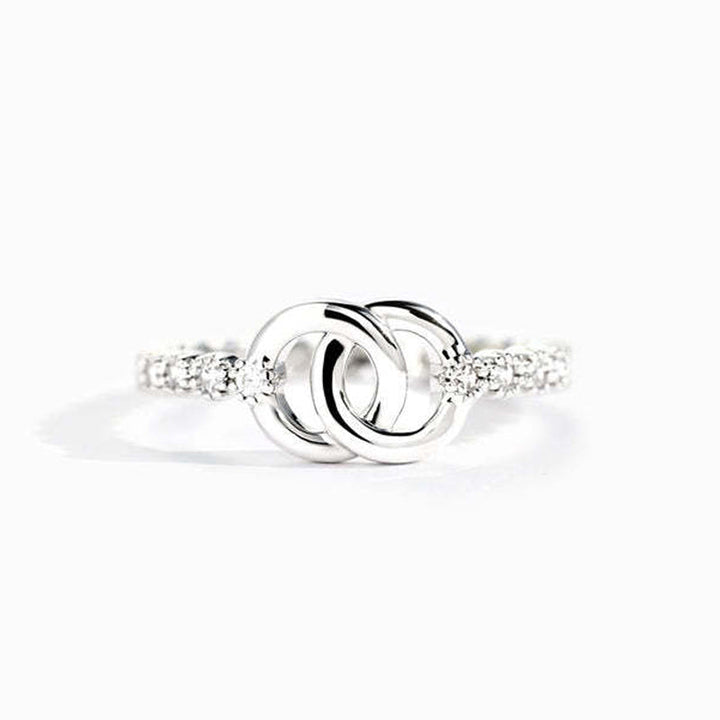 "Elegant mor & dotter silverring med sammanlänkad cirkeldesign, symboliserar evig relation. Perfekt smycke för kvinnor."