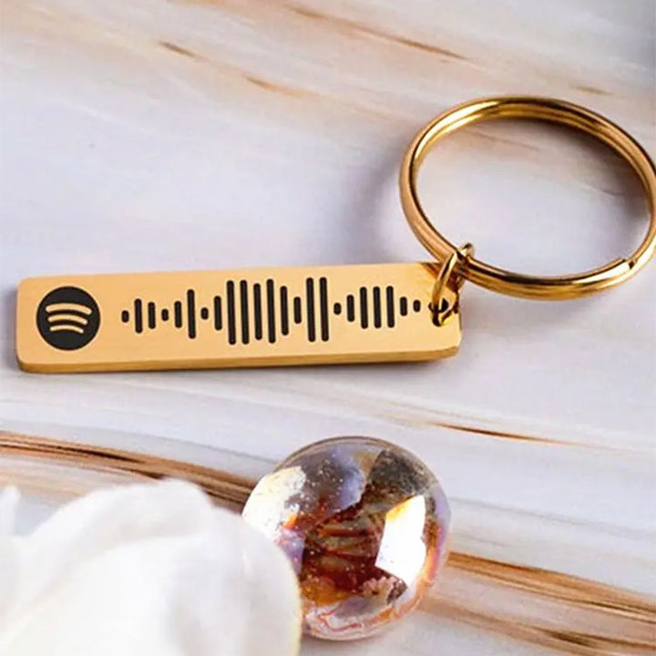 Elegant nyckelring i silver och guld i rostfritt stål, minimalistisk design, perfekt för att dekorera väskor och nycklar.