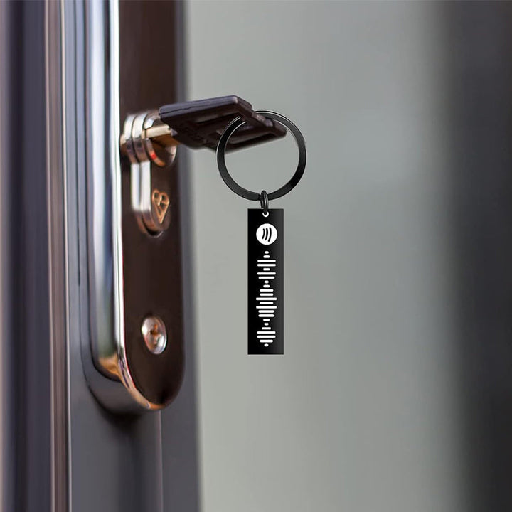 Elegant nyckelring i silver och guld i rostfritt stål, minimalistisk design, perfekt för att dekorera väskor och nycklar.