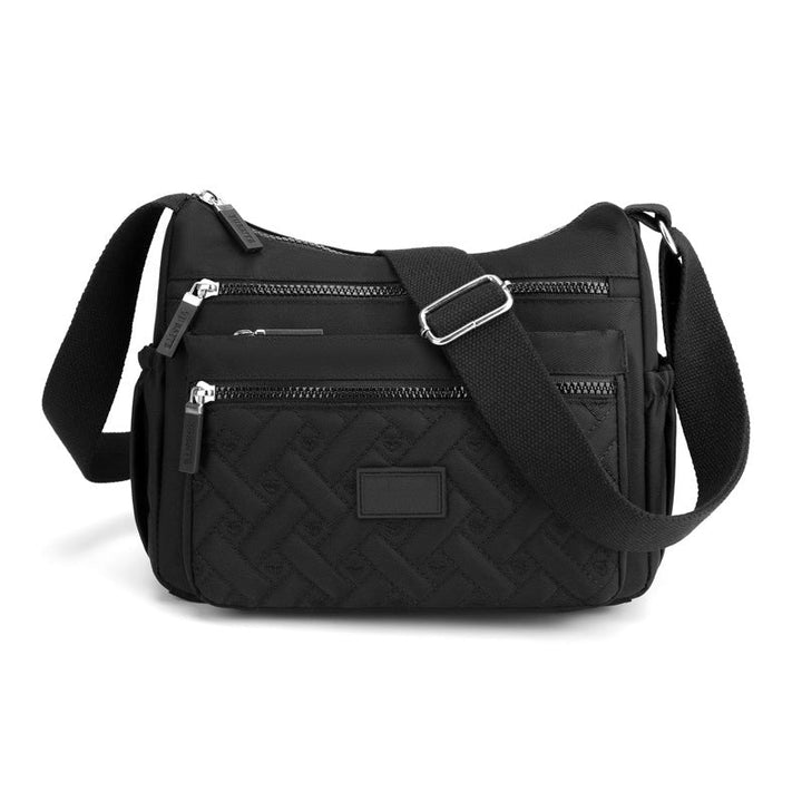 "Elegant nylon axelväska för kvinnor, med flera fack, justerbar rem och lyxig design, finns i olika färger."
