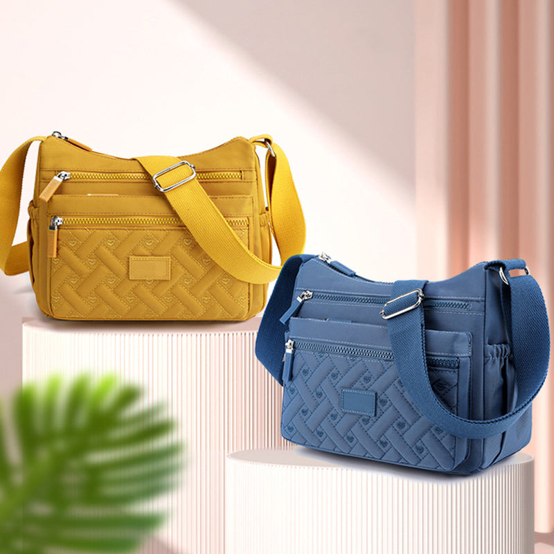 "Elegant nylon axelväska för kvinnor, med flera fack, justerbar rem och lyxig design, finns i olika färger."
