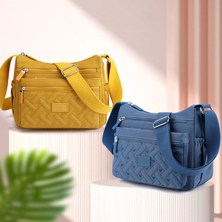 "Elegant nylon axelväska för kvinnor, med flera fack, justerbar rem och lyxig design, finns i olika färger."