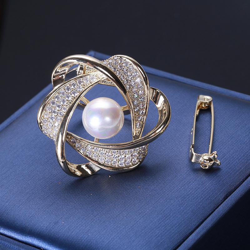 "Elegant strass halsduk klämma i silverfärg med gnistrande kristaller, perfekt för kvinnor som älskar stil och funktion."