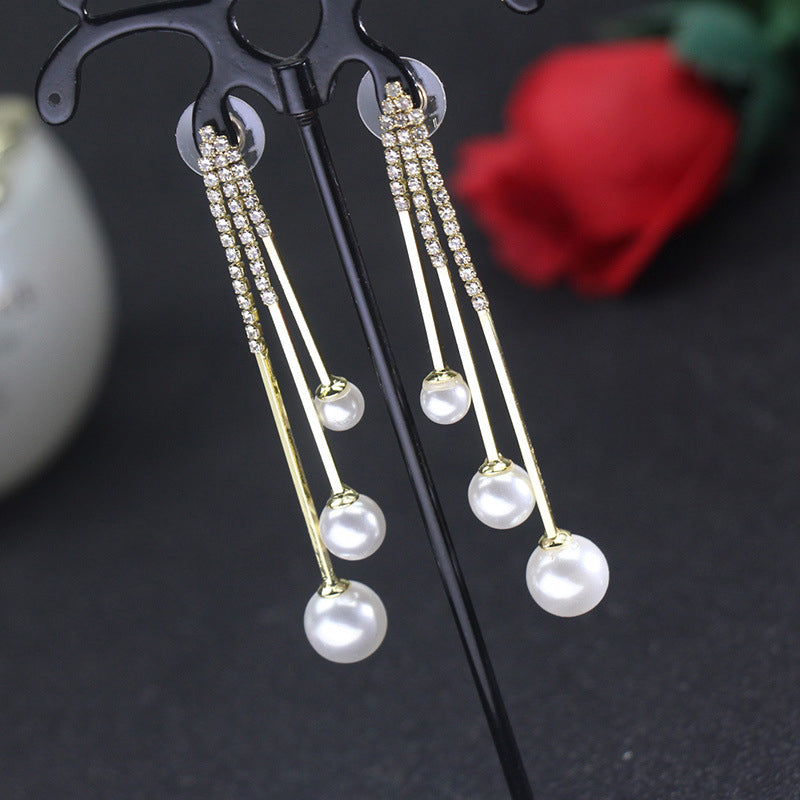 "Elegant tofs piercingörhänge för kvinnor, vit/röd, unik och stilren design, perfekt accessoar för alla tillfällen."