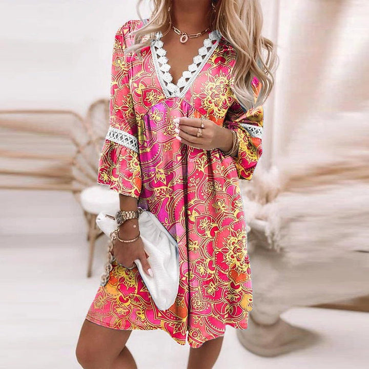 "Elegant V-ringad A-linje klänning med spetsdetalj för kvinnor, sofistikerad design, boho-stil, passar vår och sommar."