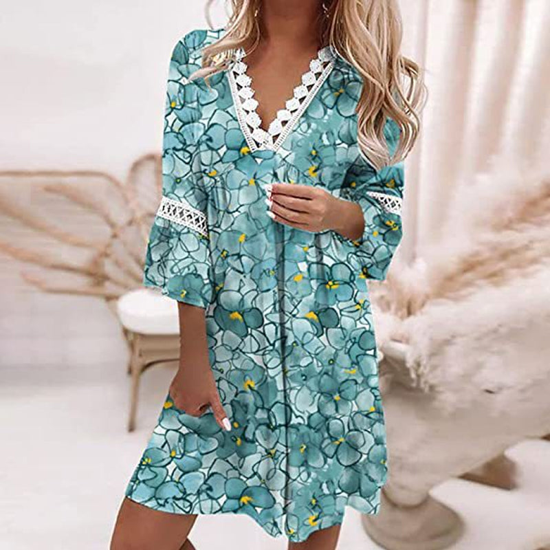 "Elegant V-ringad A-linje klänning med spetsdetalj för kvinnor, sofistikerad design, boho-stil, passar vår och sommar."