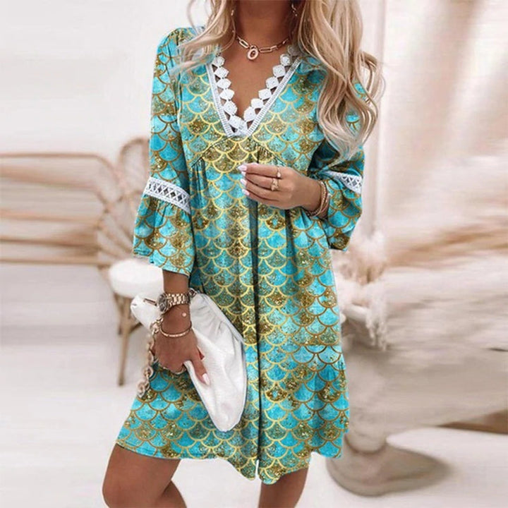 "Elegant V-ringad A-linje klänning med spetsdetalj för kvinnor, sofistikerad design, boho-stil, passar vår och sommar."