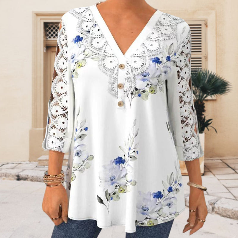 "Elegant V-ringad blus med blommigt mönster och spetsdetaljer, trekvartsärmar, passform för casual och formella tillfällen."