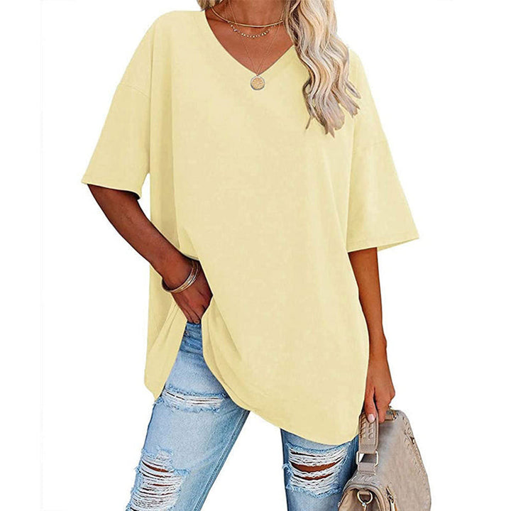 "Elegant V-ringad dam T-shirt för sommar, mjukt luftigt tyg, chic flödande design, perfekt för varma dagar."