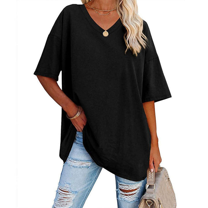 "Elegant V-ringad dam T-shirt för sommar, mjukt luftigt tyg, chic flödande design, perfekt för varma dagar."