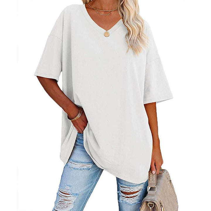 "Elegant V-ringad dam T-shirt för sommar, mjukt luftigt tyg, chic flödande design, perfekt för varma dagar."